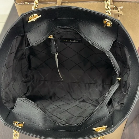 Michael Kors MICHAEL KORS
Jet Set Large Saffiano Leather Shoulder Tote Bag
NWT - Picture 9 of 16